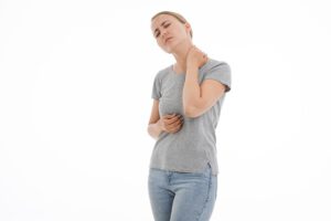 Kobieta z bolącą szyją
