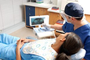 Pacjentka podczas wiyty u dentysty