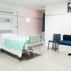 Łózko i krzesło w sali szpitalnej