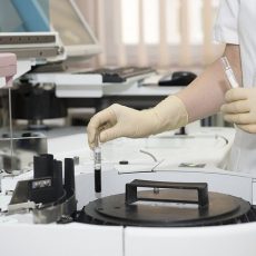 Laborant w trakcie badania próbek