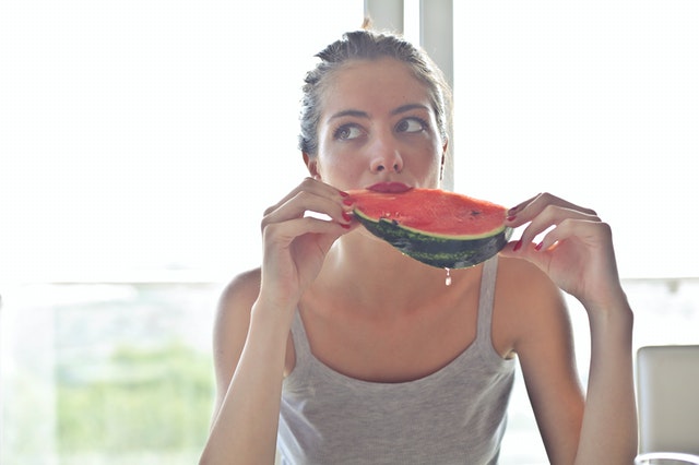 Kobieta jedząca arbuz