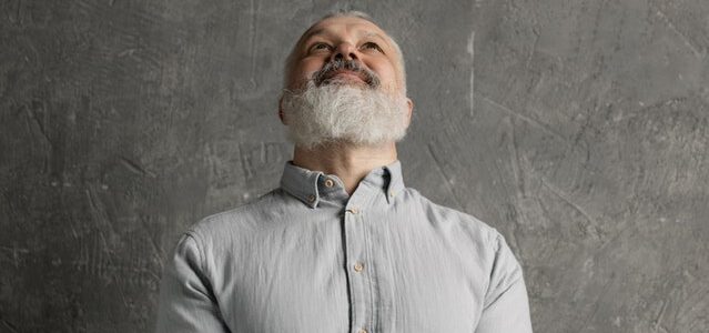 Choroba Parkinsona – na czym polega, czy da się leczyć? Starszy pan