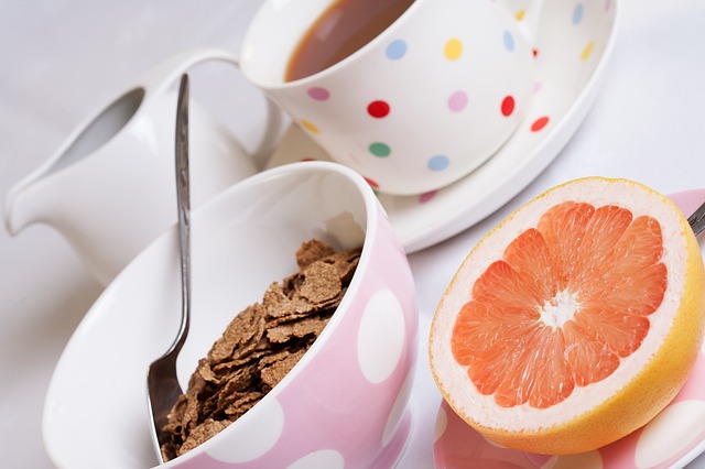 Grejpfruit, płatki śniadaniowe i kawa
